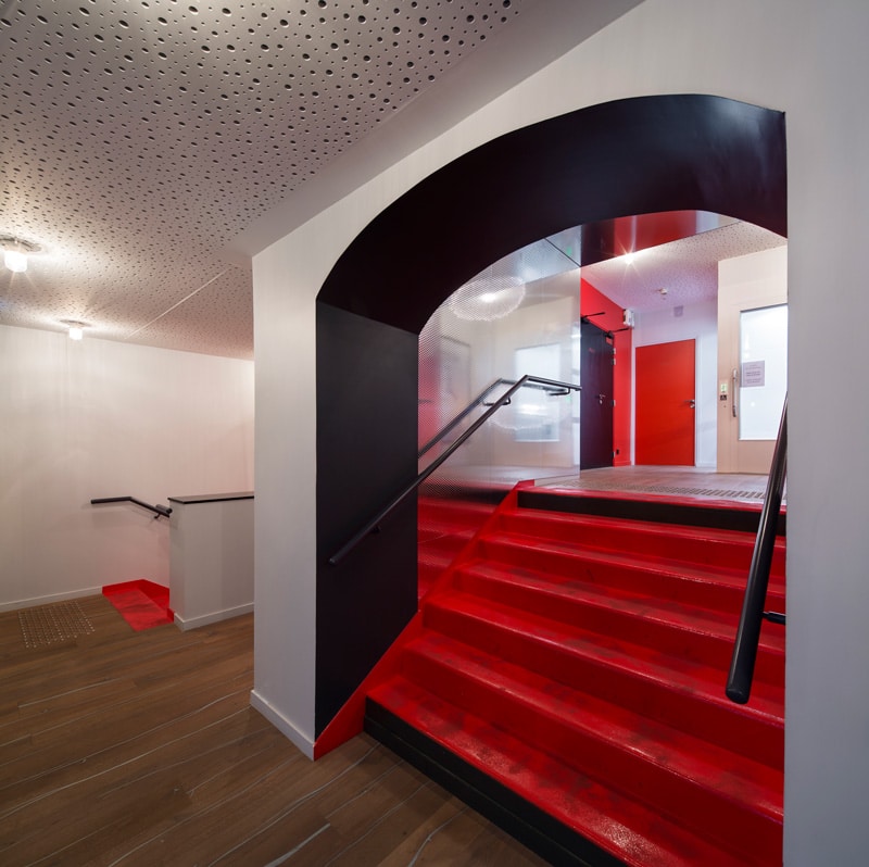 Entrée du cinéma Eden avec sol rouge rappelant le tapis rouge des artistes