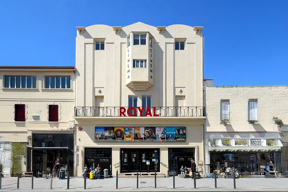 1920 Façade réhabilitée du cinéma Le Royal au cœur de la ville de Biarritz
