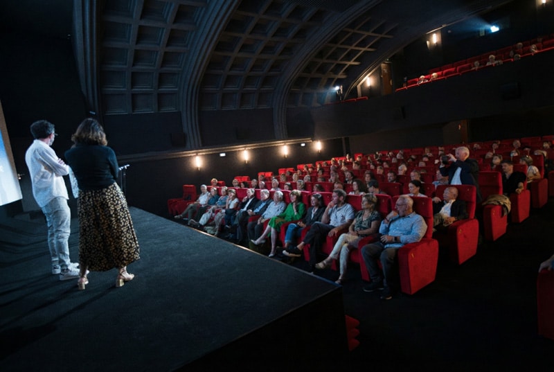 Salle de projection rénovée du cinéma art et essai Le Royal à Biarritz