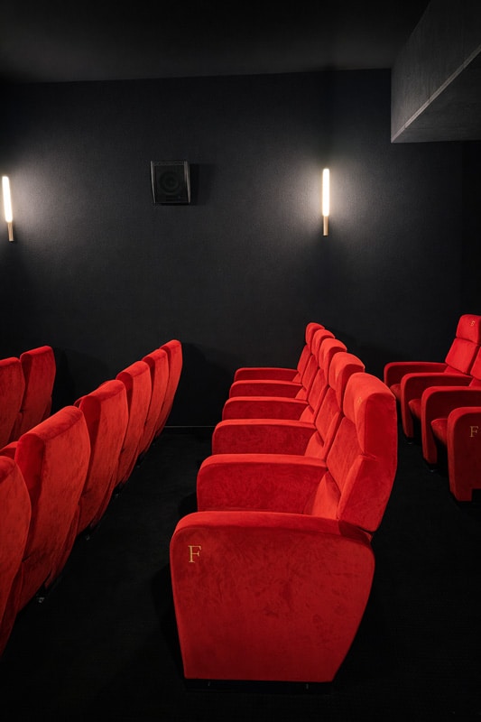 Salle de projection rénovée du cinéma art et essai Le Royal à Biarritz