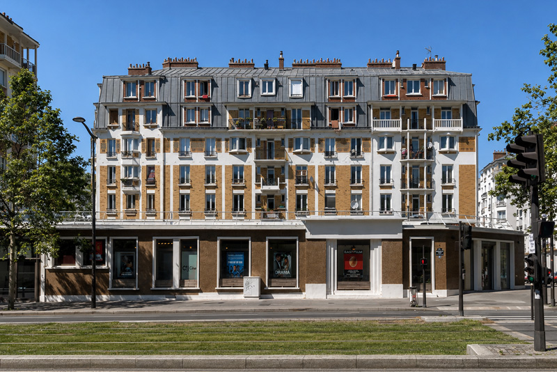 Façade réhabilitée du tiers-lieu culturel Ci'Ney 18 à Paris 18e